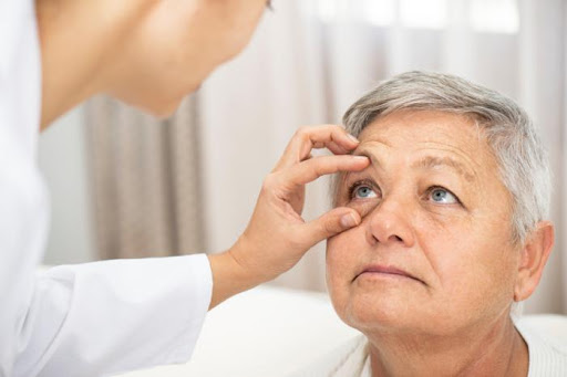 لنز طبی برای افراد میانسال