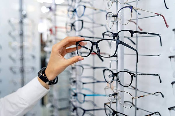 آیا بیمه هزینه های خرید عینک را پرداخت میکند؟ 
