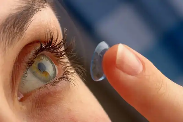 علت تکان خوردن لنز در چشم